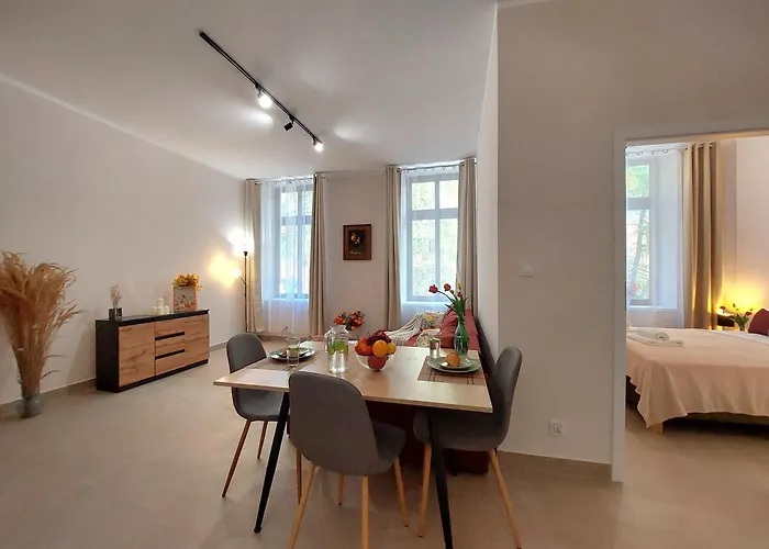 Wiejski- Spokoj W Centrum Miasta, Z Parkingiem, 400m Do Pkp I Bus Apartment
